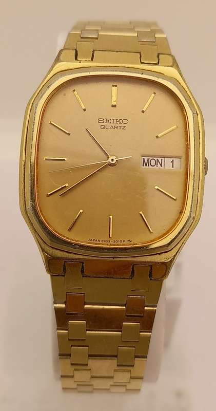 Pre-owned Vintage 1980 Seiko 5933-5010 Mens Quarts watch 010557-Working -strap need repairs