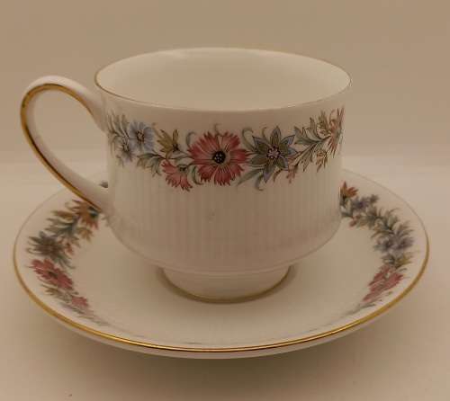 Vintage Paragon BELINDA Stoke-on-Trent Duo-By Appointment to the Queen-cup has a chip on bottom