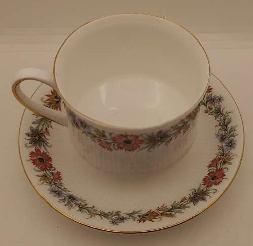 Vintage Paragon BELINDA Stoke-on-Trent Duo-By Appointment to the Queen-cup has a chip on bottom