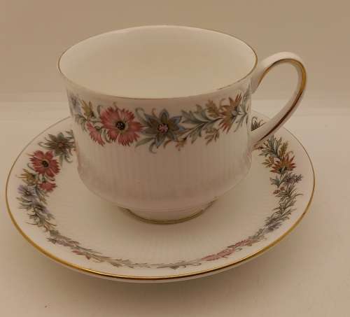 Vintage Paragon BELINDA Stoke-on-Trent Duo-By Appointment to the Queen-cup has a chip on bottom