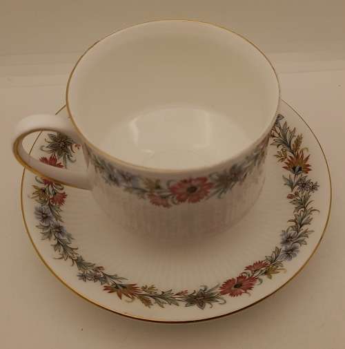 Vintage Paragon BELINDA Stoke-on-Trent Duo-By Appointment to the Queen-cup has a chip on bottom