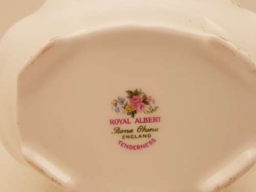 1970`s Royal Albert TENDERNESS Sugar Bowl  70mm high x 117mmx95mm