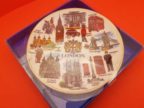 Lambert Souvenirs Medium size Fine Porcelain Plate LONDON with Stand still in box -153mm