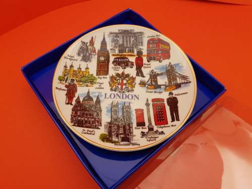 Lambert Souvenirs Medium size Fine Porcelain Plate LONDON with Stand still in box -153mm
