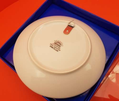 Lambert Souvenirs Medium size Fine Porcelain Plate LONDON with Stand still in box -153mm