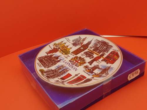 Lambert Souvenirs Medium size Fine Porcelain Plate LONDON with Stand still in box -153mm