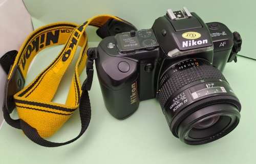 Vintage Nikon F-401 AF SLR Film Camera with Nikkor 35-70mm 1:3.3-4.5 Auto Focus Lens+Bag