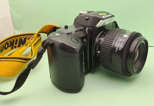 Vintage Nikon F-401 AF SLR Film Camera with Nikkor 35-70mm 1:3.3-4.5 Auto Focus Lens+Bag