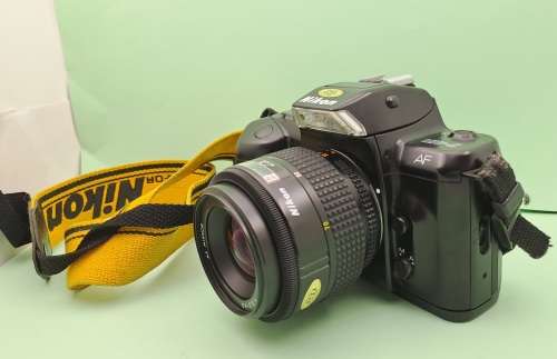 Vintage Nikon F-401 AF SLR Film Camera with Nikkor 35-70mm 1:3.3-4.5 Auto Focus Lens+Bag