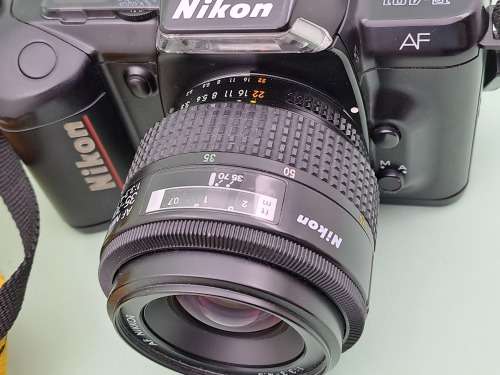 Vintage Nikon F-401 AF SLR Film Camera with Nikkor 35-70mm 1:3.3-4.5 Auto Focus Lens+Bag