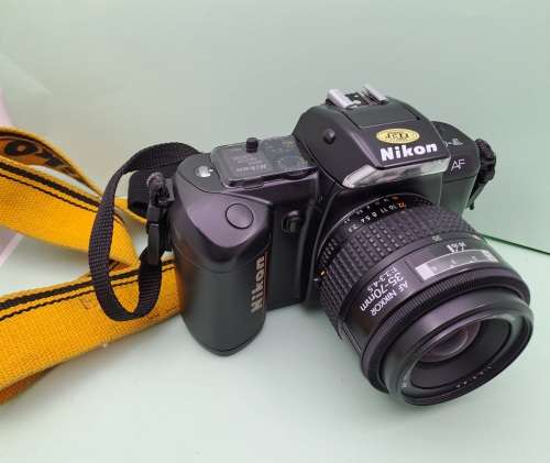 Vintage Nikon F-401 AF SLR Film Camera with Nikkor 35-70mm 1:3.3-4.5 Auto Focus Lens+Bag