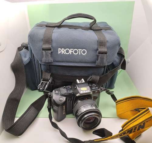 Vintage Nikon F-401 AF SLR Film Camera with Nikkor 35-70mm 1:3.3-4.5 Auto Focus Lens+Bag
