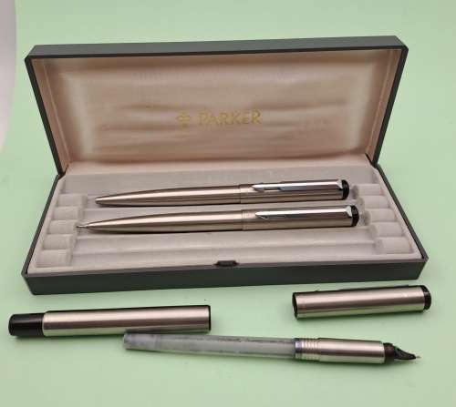 Pre-owned - 3 Parker Arrow set , Fountain Pen,ball pen and Pencil set -In Case