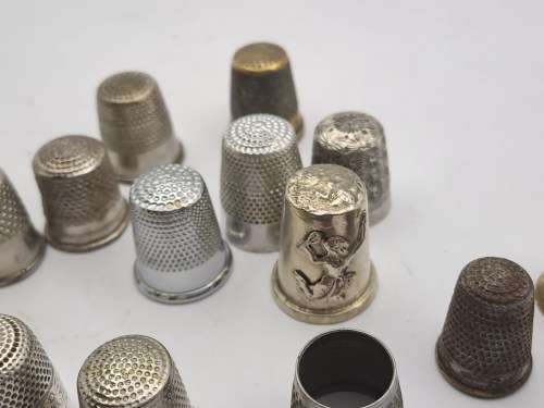 Collection of 16 Vintage metals Thumbles various sizes