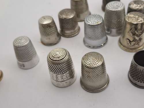 Collection of 16 Vintage metals Thumbles various sizes