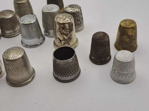 Collection of 16 Vintage metals Thumbles various sizes
