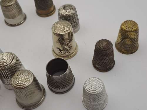 Collection of 16 Vintage metals Thumbles various sizes