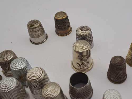 Collection of 16 Vintage metals Thumbles various sizes