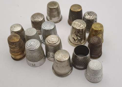 Collection of 16 Vintage metals Thumbles various sizes