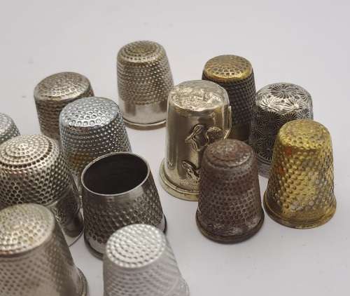 Collection of 16 Vintage metals Thumbles various sizes