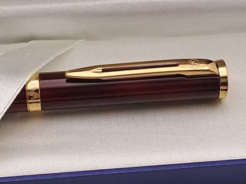 Pre-owned  Maroon Waterman Fountain Pen with solid 18kt Gold Nib in Case -Paris