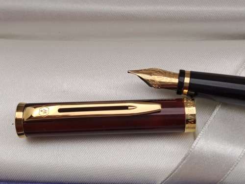 Pre-owned  Maroon Waterman Fountain Pen with solid 18kt Gold Nib in Case -Paris