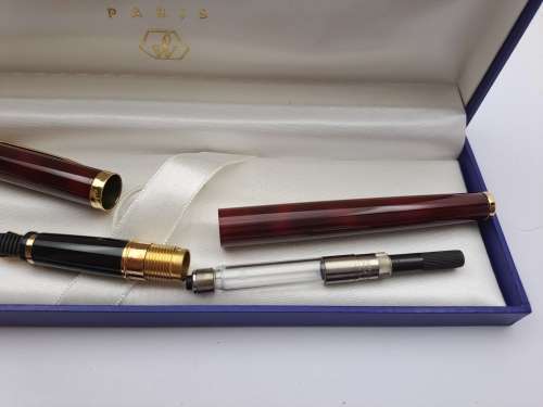 Pre-owned  Maroon Waterman Fountain Pen with solid 18kt Gold Nib in Case -Paris