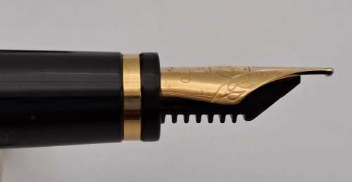 Pre-owned  Maroon Waterman Fountain Pen with solid 18kt Gold Nib in Case -Paris
