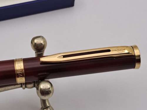 Pre-owned  Maroon Waterman Fountain Pen with solid 18kt Gold Nib in Case -Paris