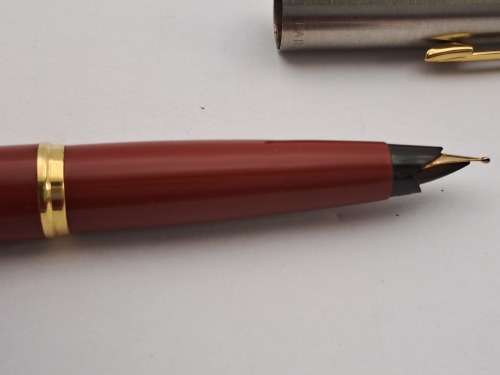 Pre-owned  Parker  Fountain pen (Maroon) -no case