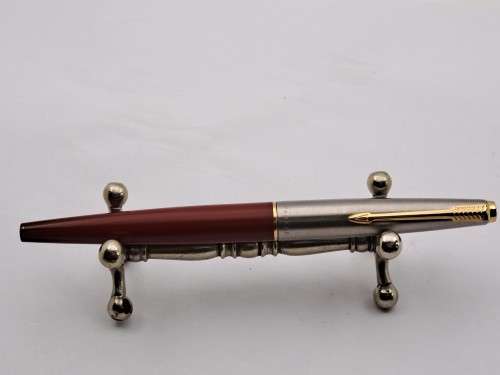 Pre-owned  Parker  Fountain pen (Maroon) -no case