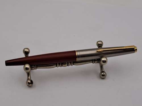 Pre-owned  Parker  Fountain pen (Maroon) -no case