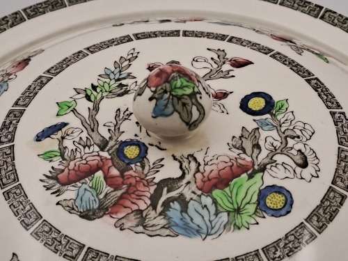 Vintage Johnson Bros `Indian Tree` Tureen Hand Engraved Ironstone-England (Condition is good)