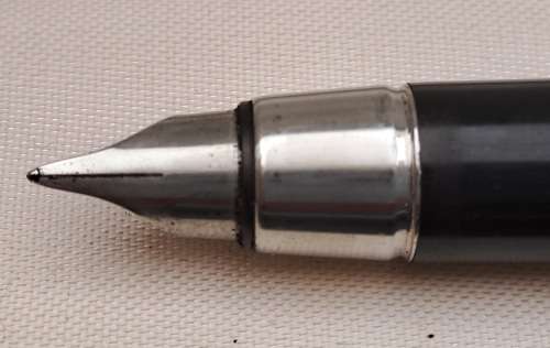 2 Used  vintage Fountain Pens in Cigar case - a Parker 25 and another no name fountain pen