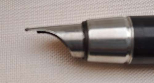 2 Used  vintage Fountain Pens in Cigar case - a Parker 25 and another no name fountain pen