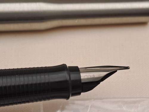 2 Used  vintage Fountain Pens in Cigar case - a Parker 25 and another no name fountain pen
