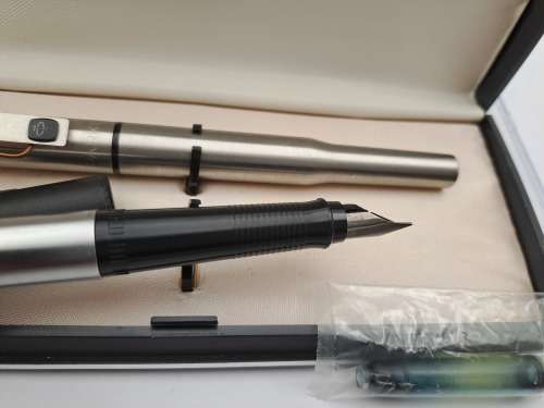2 Used  vintage Fountain Pens in Cigar case - a Parker 25 and another no name fountain pen