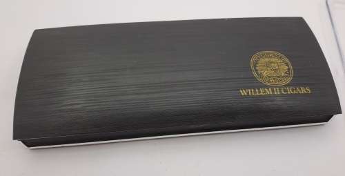 2 Used  vintage Fountain Pens in Cigar case - a Parker 25 and another no name fountain pen