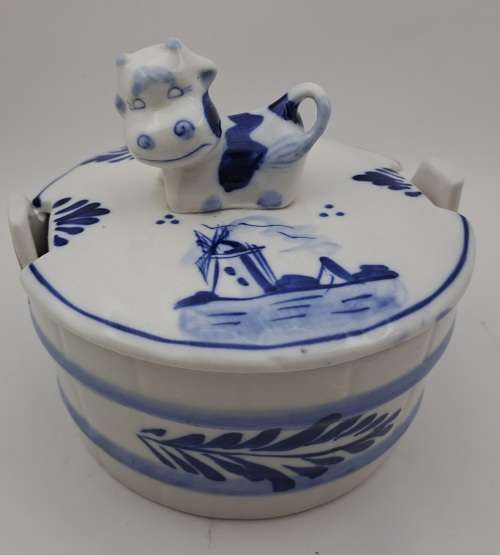 Vintage Delft butterdish -Handpainted -lid has a tiny chip -Holland