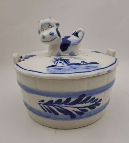 Vintage Delft butterdish -Handpainted -lid has a tiny chip -Holland