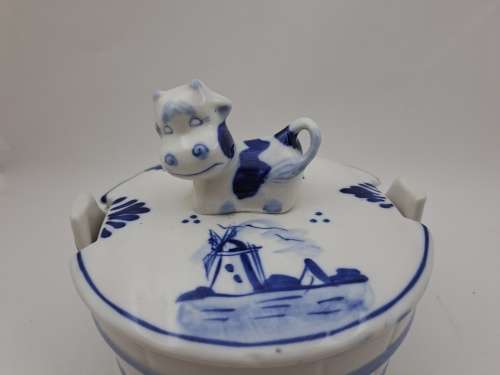 Vintage Delft butterdish -Handpainted -lid has a tiny chip -Holland