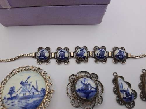 Vintage DELFTS blue & White Porcelain Jewelry 2xbrooches,bracelet and earings (not cleaned)