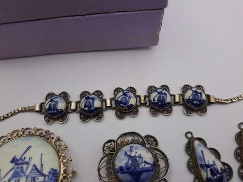 Vintage DELFTS blue & White Porcelain Jewelry 2xbrooches,bracelet and earings (not cleaned)
