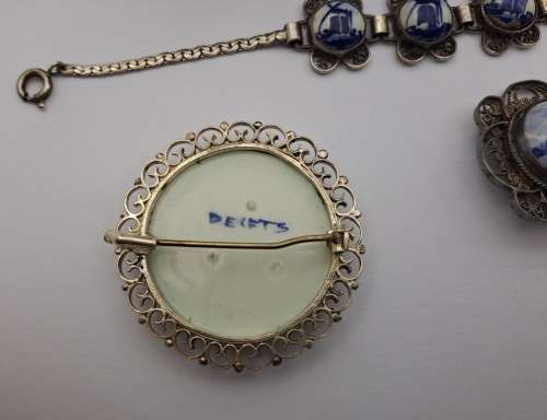 Vintage DELFTS blue & White Porcelain Jewelry 2xbrooches,bracelet and earings (not cleaned)