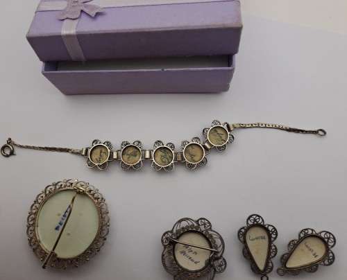 Vintage DELFTS blue & White Porcelain Jewelry 2xbrooches,bracelet and earings (not cleaned)
