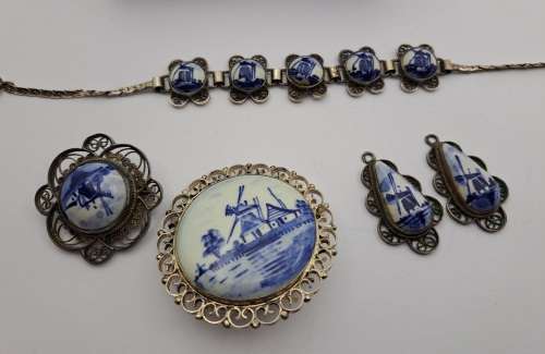 Vintage DELFTS blue & White Porcelain Jewelry 2xbrooches,bracelet and earings (not cleaned)