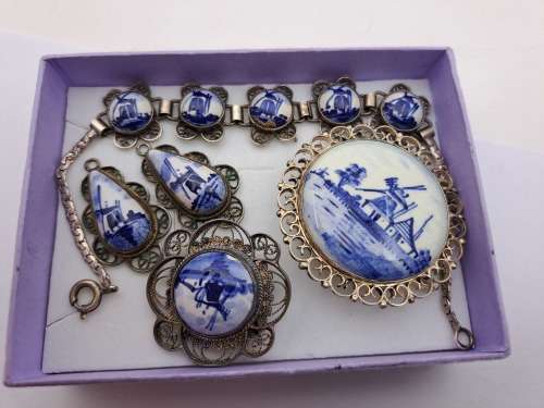 Vintage DELFTS blue & White Porcelain Jewelry 2xbrooches,bracelet and earings (not cleaned)
