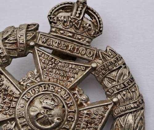 WW2 The Rifle Brigade (Prince Consort`s Own) Regiment Cap Badge 42x50mm  11,30gram-white Metal