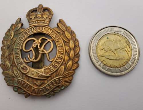 WW2 Royal Engineers Corps (George VI) Brass Cap Badge 47x42mm ( the corner of the V is chipped)
