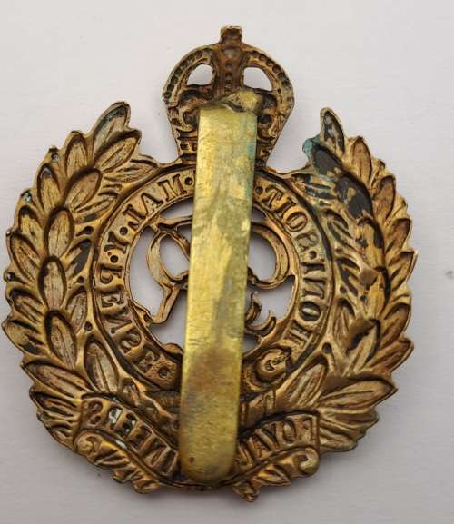 WW2 Royal Engineers Corps (George VI) Brass Cap Badge 47x42mm ( the corner of the V is chipped)